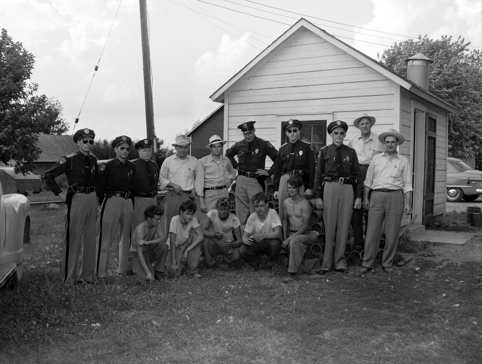 Highway Patrolmen with Eldora escapees